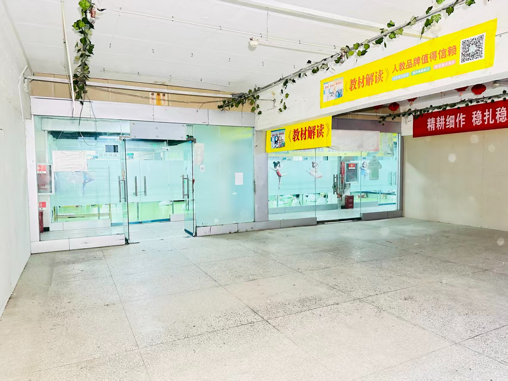 通和农贸产业园提供写字楼、商铺、展示空间、直播间等多种面积选择，满足企业办公、研发、展示、运营等多元需求。